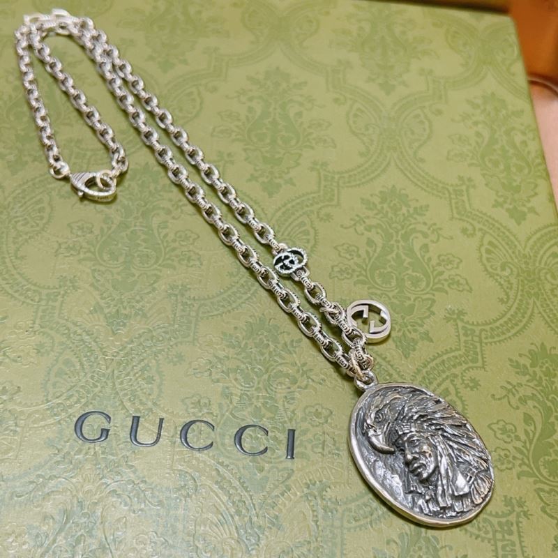 G*u*i necklaces